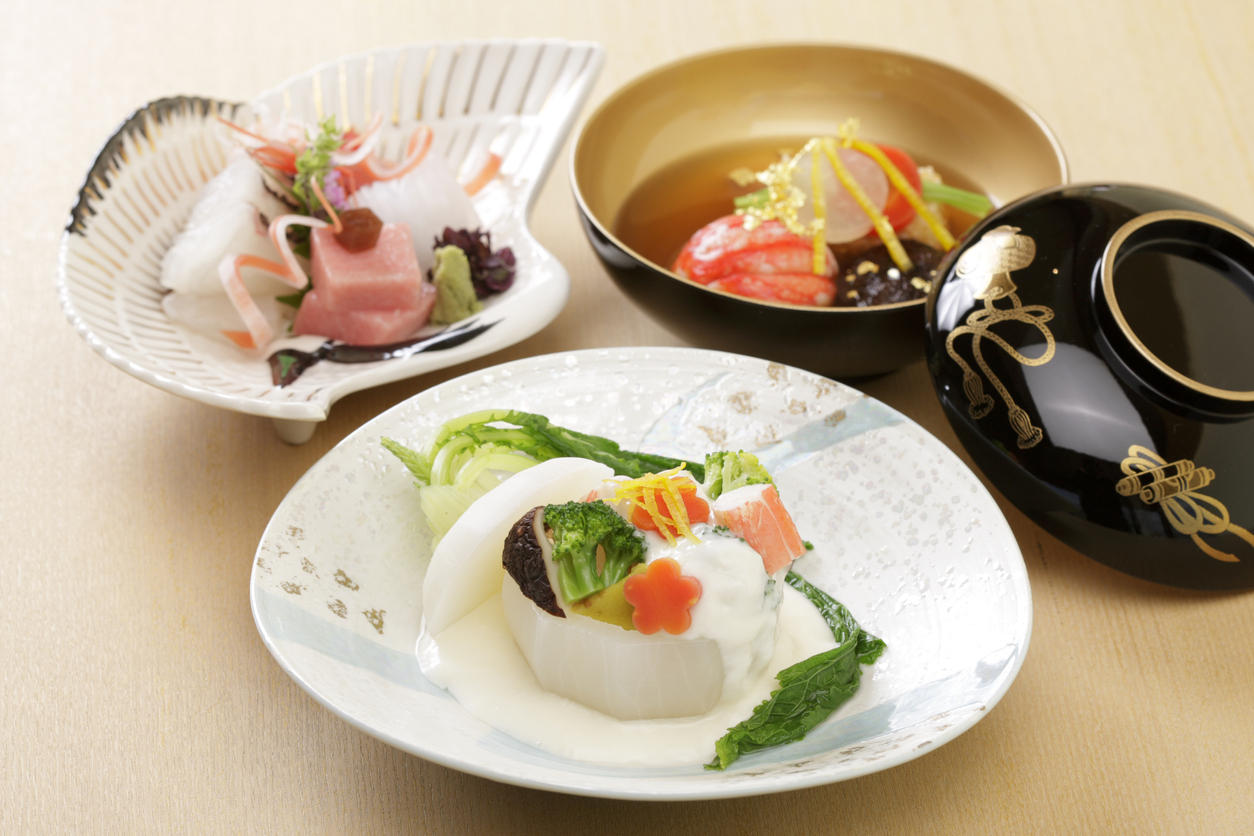 豪華なお皿に入った京都料理