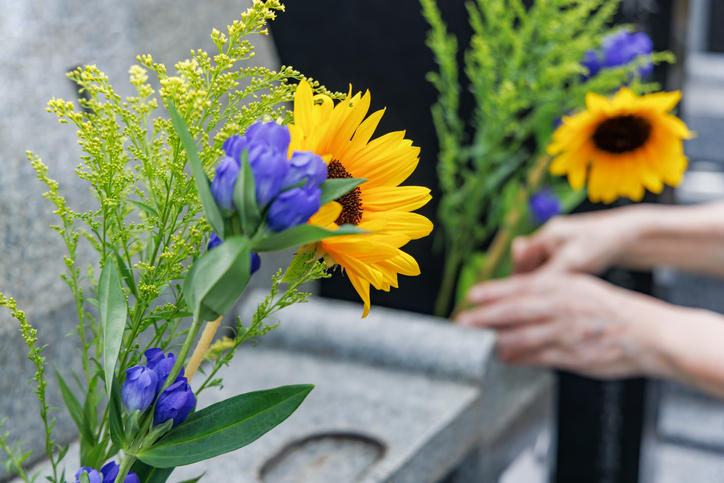 墓前に供えられた色とりどりの花々