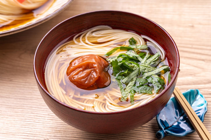 赤い汁椀に入った梅と紫蘇入り入麺
