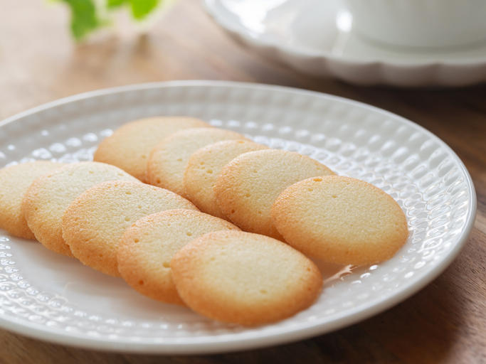 白い皿にのったラングドシャ