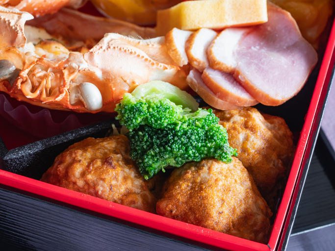 ミートボールと鴨肉が入ったおせち料理