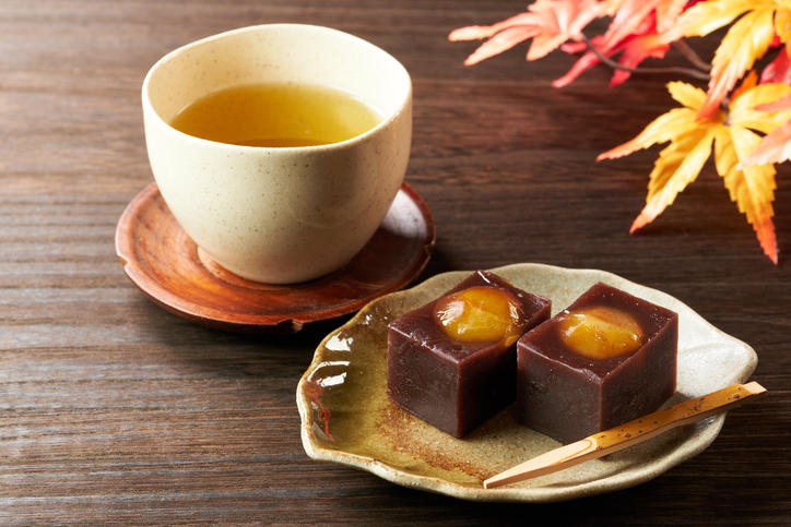 和食器に盛られた栗羊羹と湯呑みに入れられたほうじ茶