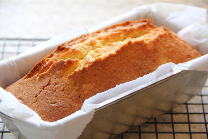 パウンド型に入ったパウンドケーキが、焼き網の上に置かれている
