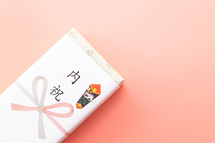 内祝いののし紙を付けた贈答品
