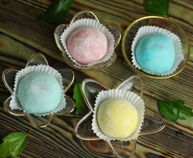 ガラスの小皿に色とりどりの餅菓子が並べられている様子