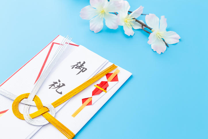 御礼の封筒に入った現金と桜