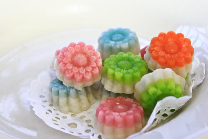 白い皿にのった花の形のキャンディ