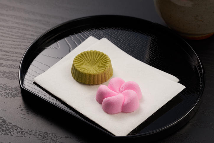 黒いトレイの上にのった和菓子