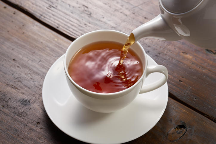 ティーカップに紅茶を注いでいる様子