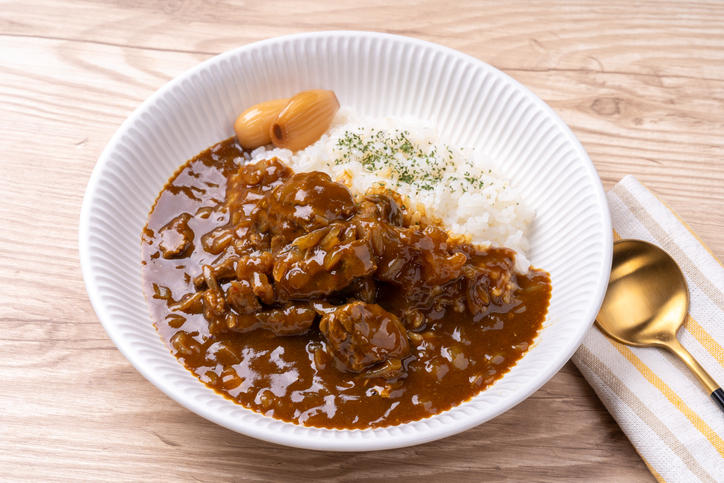 白い皿にのった牛すじカレー