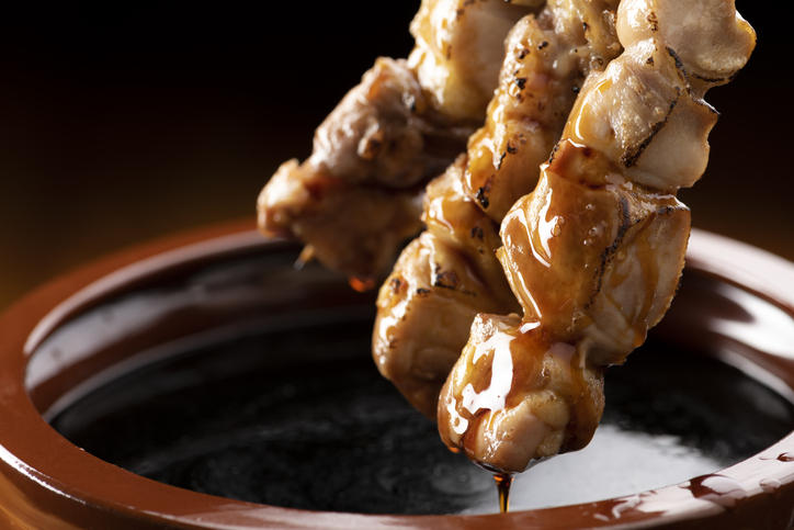 タレにくぐらせた焼き鳥のクローズアップ