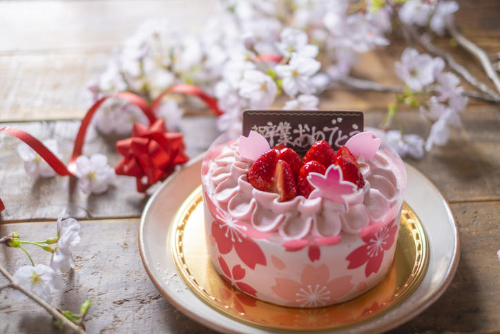 卒業おめでとうケーキと桜
