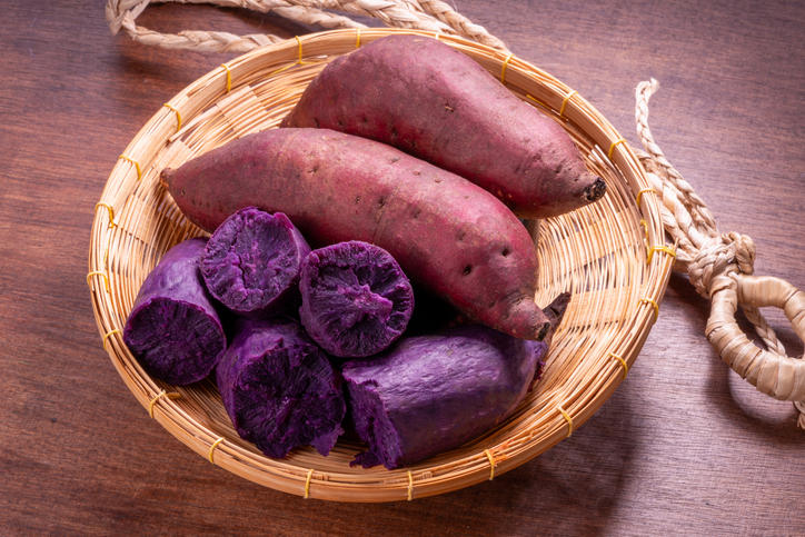 編みカゴにのったふくむらさき