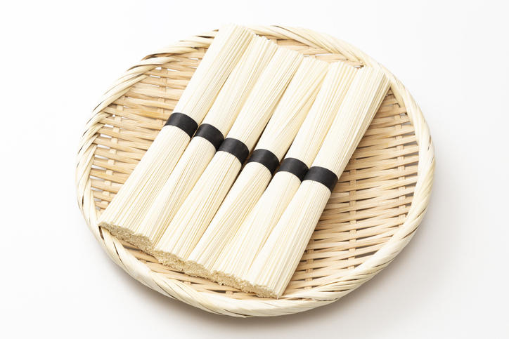 編みかごにのったそうめんの束