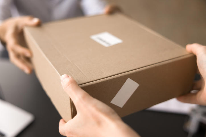 宅配便の荷物を受け取る様子