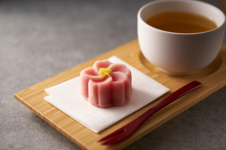 花を模したピンク色の練り切りと、お茶が入った湯呑み