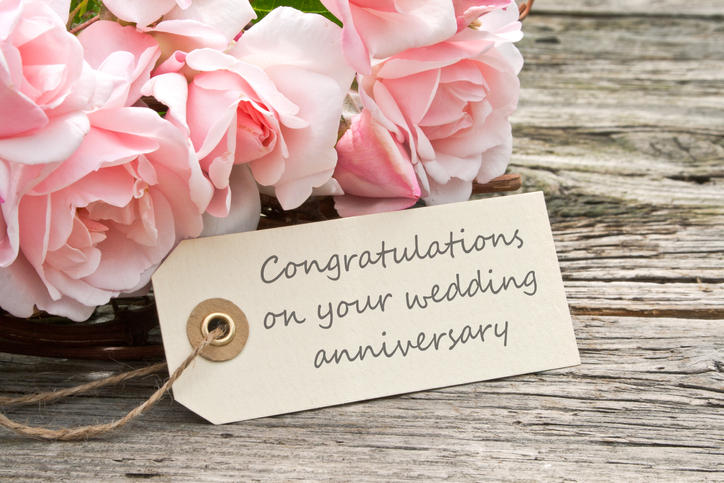結婚記念日のお祝いメッセージと花束