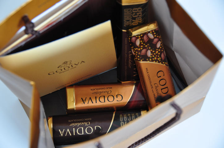 紙袋に入った複数のゴディバのチョコレート