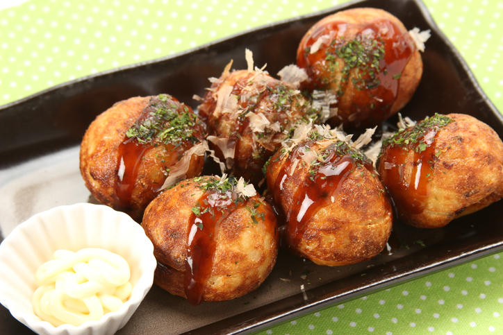黒い角皿に盛り付けたたこ焼き