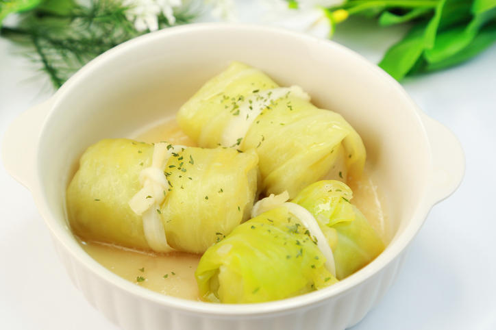 白い皿に盛り付けられた3個のロールキャベツ