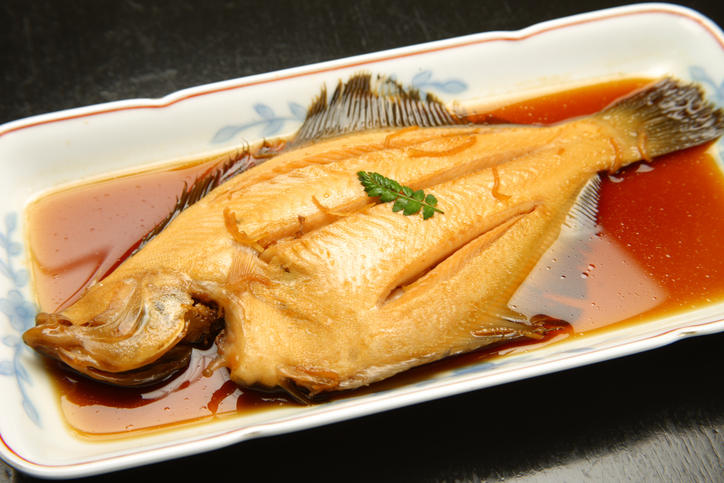 白い皿にのったカレイ