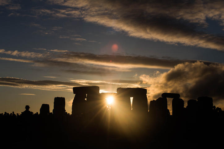 イギリスの世界遺産ストーンヘンジの巨石に夕日が差し込む様子