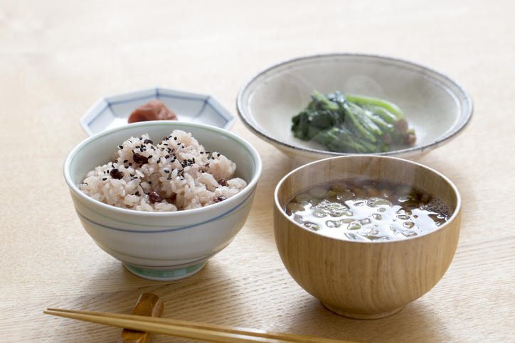 木の器に和食がよそわれている
