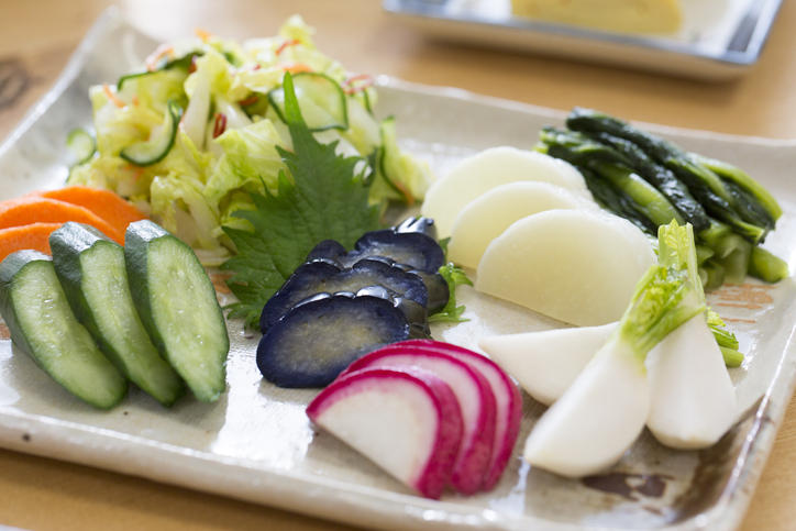白い和皿に盛られた色とりどりの野菜の浅漬け