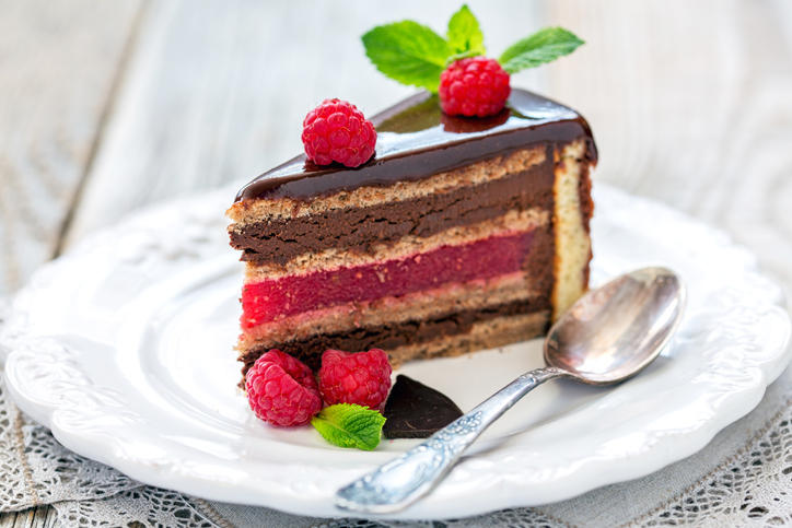 白い皿に盛られたラズベリージャム入りチョコレートケーキ