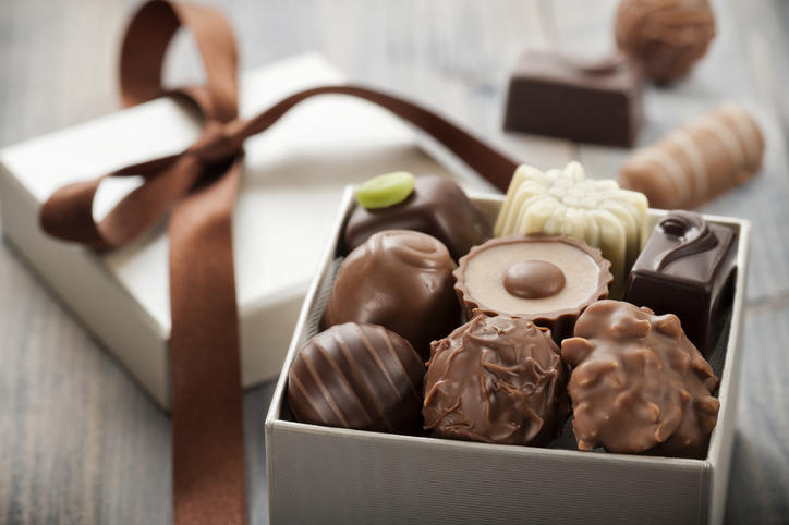 茶色いリボンがかかった白い箱に入れられた8個のチョコレート