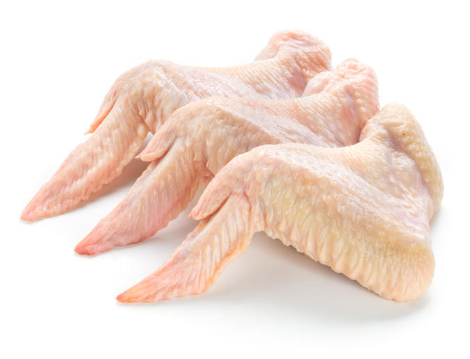 白い背景に生の手羽先肉が3つ並べられている
