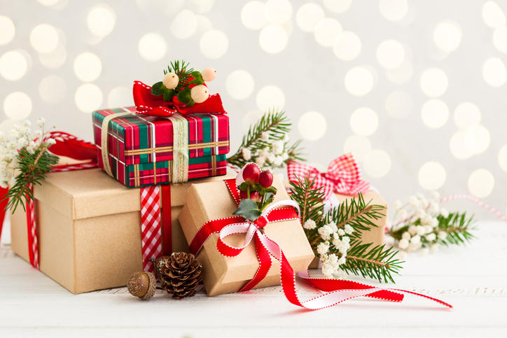 赤や金のリボンでラッピングされたクリスマスプレゼントの箱3つ