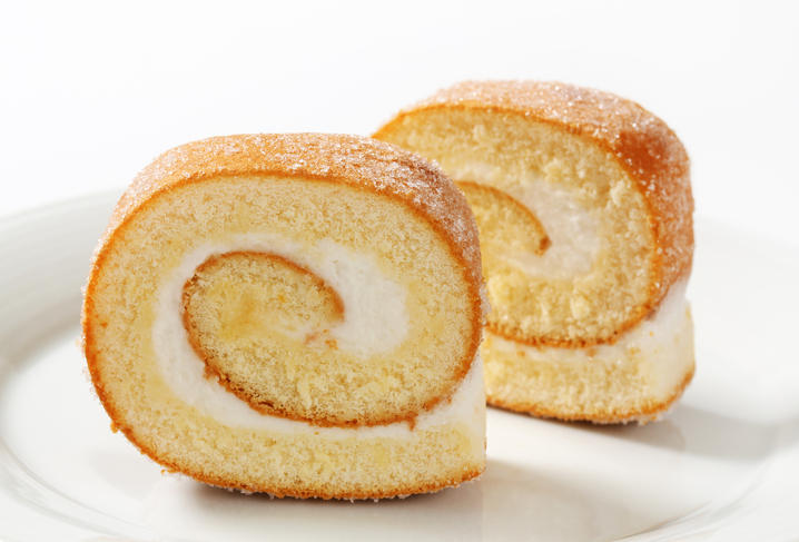 二切れのロールケーキが並んでいる