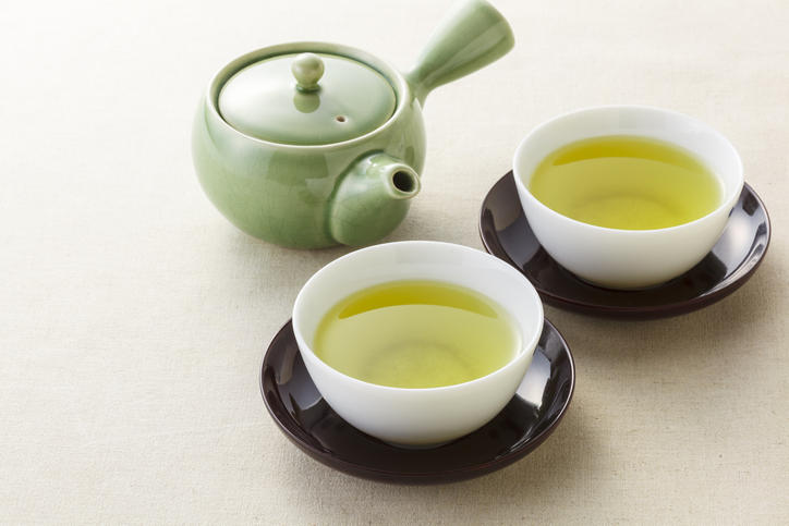 急須と、緑茶が入ったふたつの茶碗