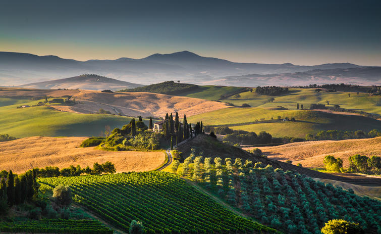 朝日が差し込むイタリアのトスカーナ地方の風景