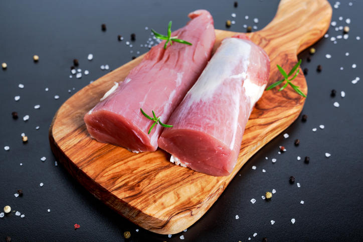 木製ボードの上に置かれた2本の豚ヒレ肉塊