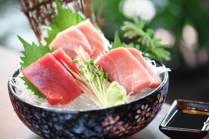 器に盛り付けられた３種類のマグロの刺身