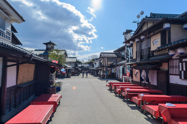 晴天に並ぶ日本の伝統的な出店のビュー