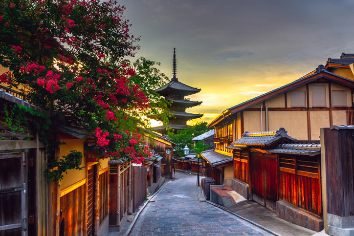 夕暮れ時の京都の東山地区の狭い通り