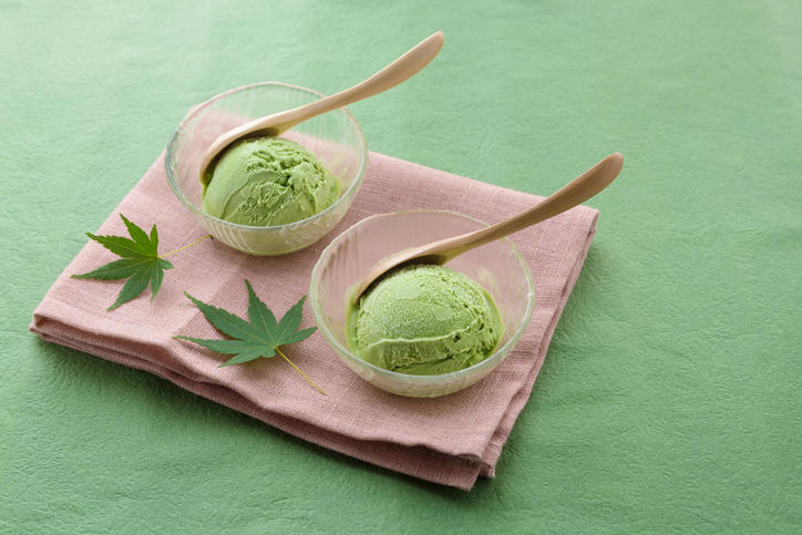 白いガラスの器に盛られた抹茶のアイスクリーム