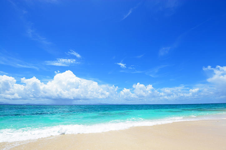 夏の青い空と海、白い砂浜の様子
