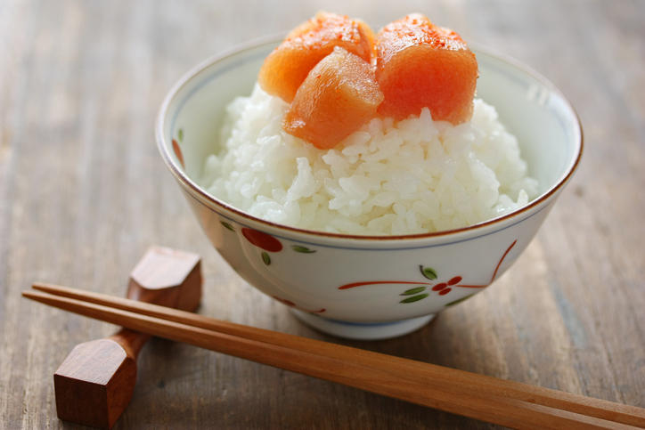 ご飯茶碗に入った白ごはんと明太子