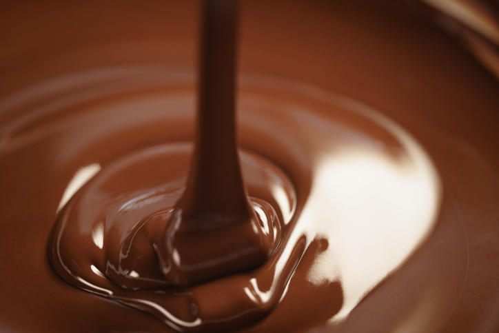 チョコレートを上から垂らしている様子