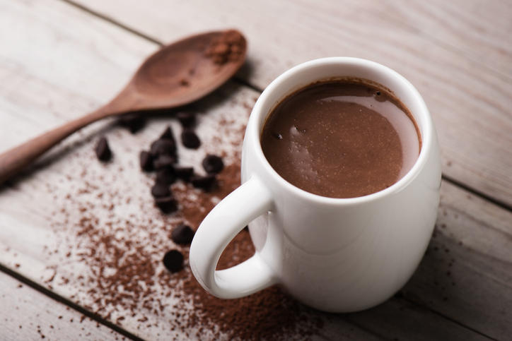 白いカップに入ったホットチョコレート