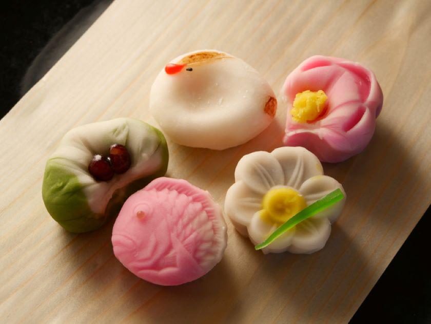 和菓子の種類はどのくらいある 水分量や日持ちによる3種類の分類方法 Hankyu Food おいしい読み物 フード 阪急百貨店公式通販 Hankyu Food