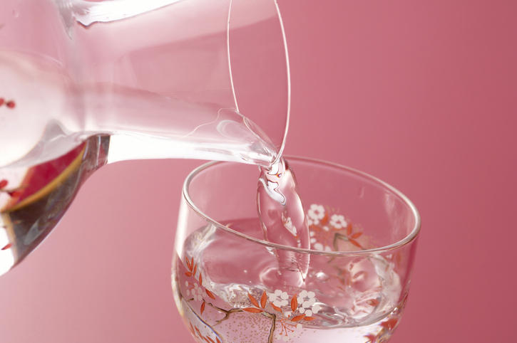 桜の模様があしらわれた猪口に日本酒が注がれている