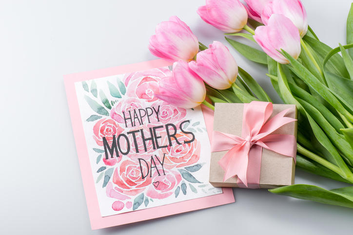 母の日に贈るグリーティングカードとプレゼント、ピンク色のチューリップの花束