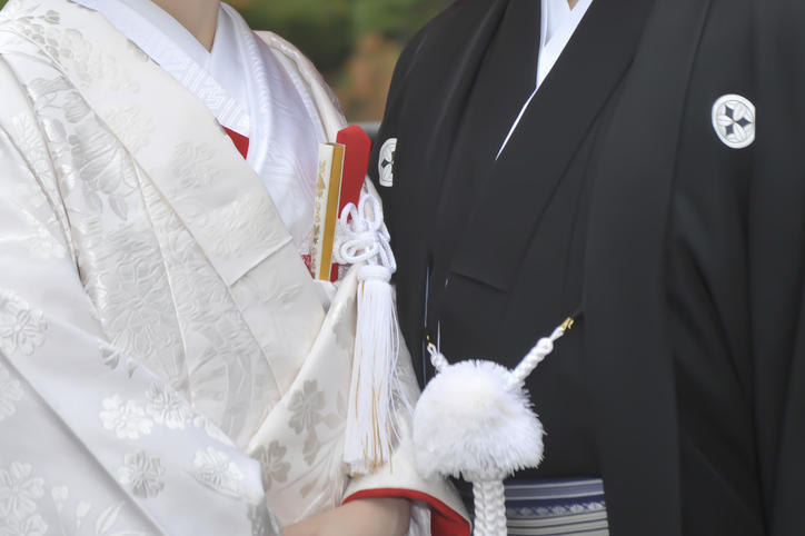 白無垢姿の女性と羽織袴姿の男性が寄り添っている様子
