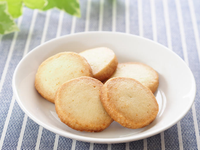 白い皿に5枚のバタークッキーが並んでいる