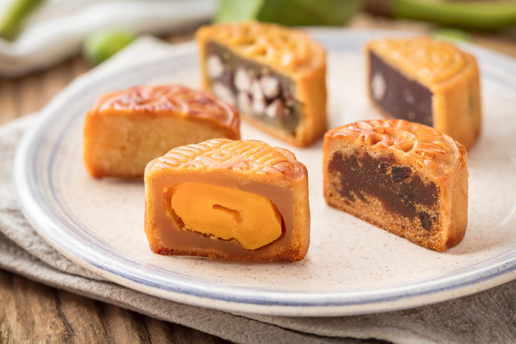 5種類の月餅が皿に盛られている